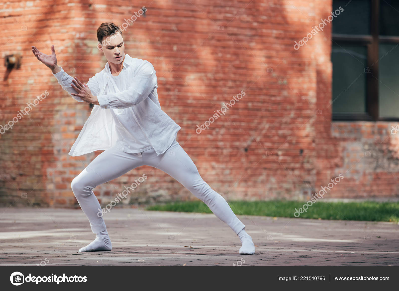 Young Male Ballet Dancer White Clothes Dancing Urban Street — Free