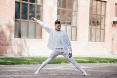 yakışıklı genç dansçı Caddesi üzerinde modern dans performans 