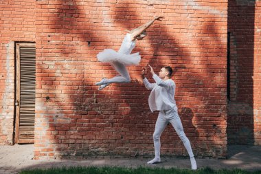 dansçılar bale dans şehir sokak performans güzel genç çift yan görünüm