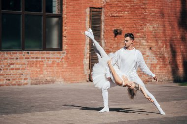 kentsel şehir sokak üzerinde pratik güzel genç bale dansçıları 