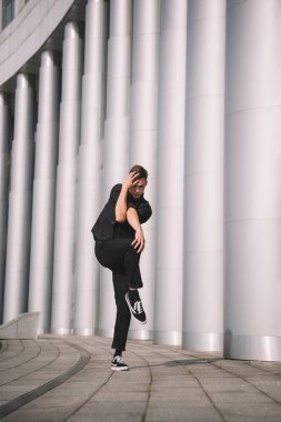 yakışıklı genç sanatçı sütunları sokakta dans