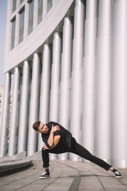 Kentsel sokakta dans yakışıklı genç