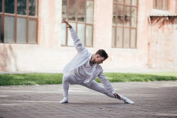 Красивый Активный Молодой Человек Танцующий Городской Улице — стоковое фото