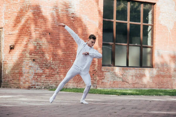 Frumos Tânăr Haine Albe Dansând Strada Urbană Orașului — Fotografie de stoc gratuită