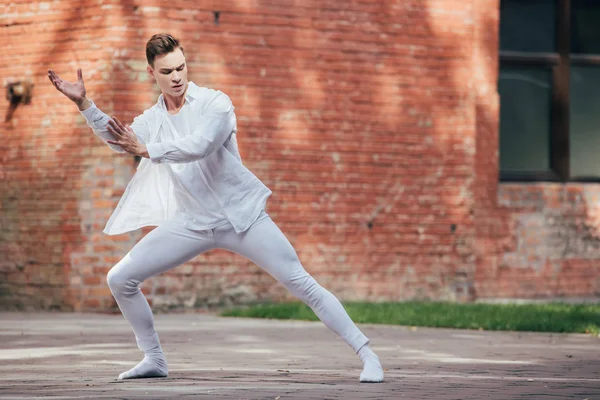 Jonge Mannelijke Balletdanser Witte Kleren Dansen Stedelijke Straat — Gratis stockfoto