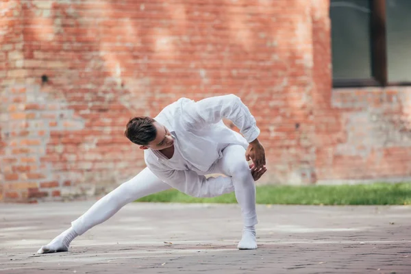 Guapo Joven Bailarín Ropa Blanca Bailando Calle Urbana — Foto de stock gratis