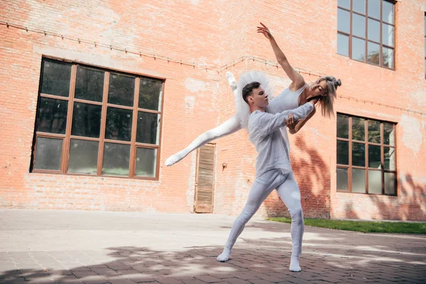 Vista Ángulo Bajo Jóvenes Bailarines Ballet Ropa Blanca Bailando Calle — Foto de stock gratis