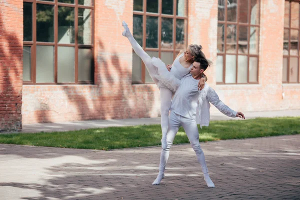 Jóvenes Bailarines Realizando Ballet Calle Urbana Ciudad — Foto de stock gratuita