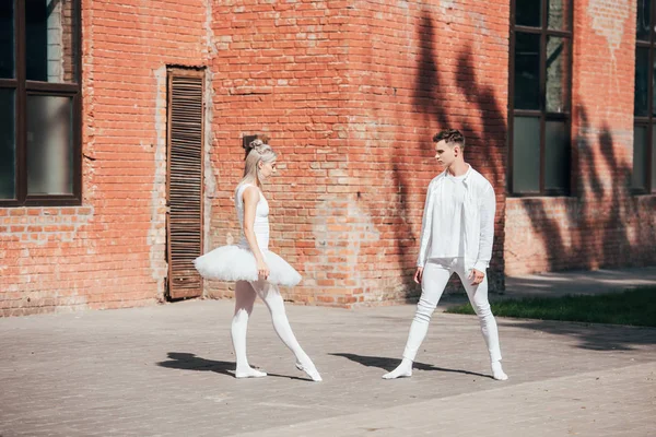 Молоді Танцюристи Балету Білому Одязі Танцюють Міській Вулиці — стокове фото