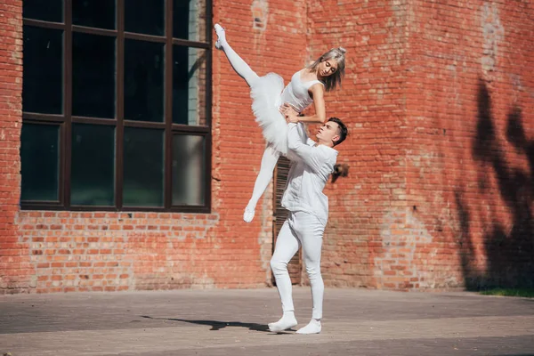 Frumos Cuplu Tânăr Dansatori Balet Care Interpretează Strada Orașului Urban — Fotografie, imagine de stoc