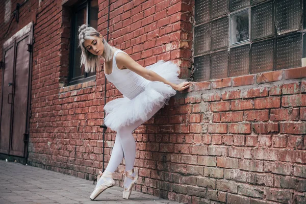 Vackra Unga Ballerina Lutande Tegelväggen Och Tittar Ner — Stockfoto