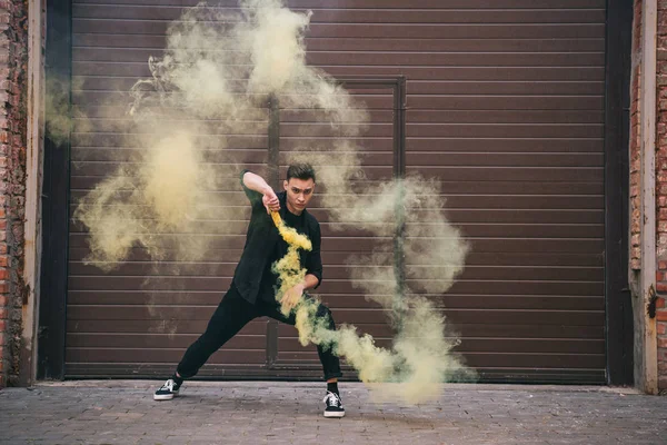 城市街道黄色烟雾中的年轻男性当代舞者 — 图库照片