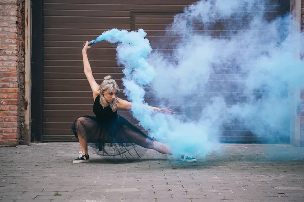 Junge Zeitgenössische Tänzerin Tanzt Blauem Rauch Auf Der Straße — Stockfoto