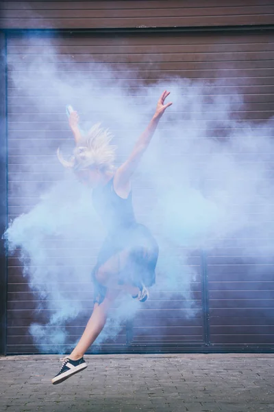 Jovem Dançarina Contemporânea Dançando Fumaça Azul Rua — Fotografia de Stock