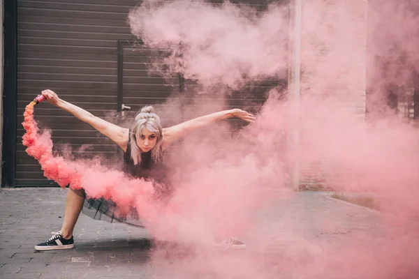 Aantrekkelijk Meisje Camera Kijken Tijdens Het Dansen Roze Rook Straat — Stockfoto