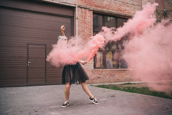 Attraktive Mädchen Tanzen Rosa Rauch Auf Der Straße — kostenloses Stockfoto