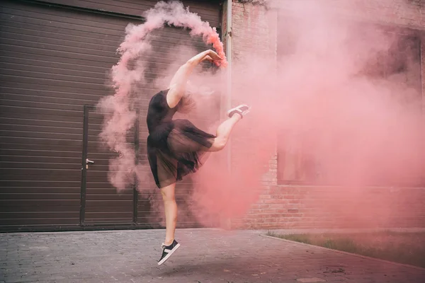 Ελκυστική Νεαρή Γυναίκα Χορεύει Στο Ροζ Καπνό Στον Δρόμο — Φωτογραφία Αρχείου
