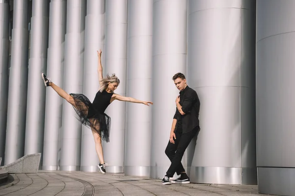 Fiatal Pár Táncos Fekete Ruhában Táncoló Közelében Oszlopai — Stock Fotó
