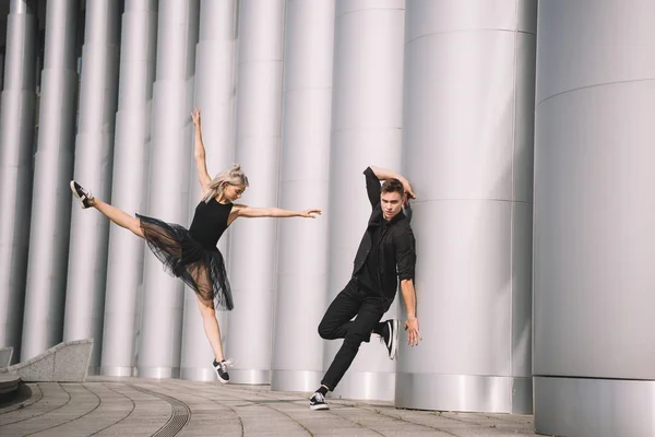 Gyönyörű Fiatal Pár Táncos Fekete Ruhában Táncoló Közelében Oszlopai — Stock Fotó