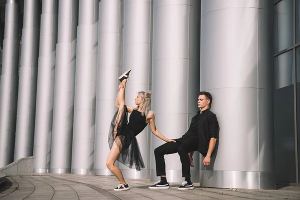 Schönes Junges Paar Schwarzen Kleidern Tanzt Der Nähe Von Säulen — kostenloses Stockfoto
