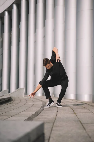 Jeune Danseuse Contemporaine Vêtue Noir Dans Rue — Photo gratuite