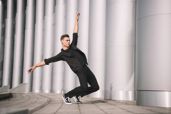 Jeune Homme Exécutant Danse Contemporaine Dans Rue — Photo