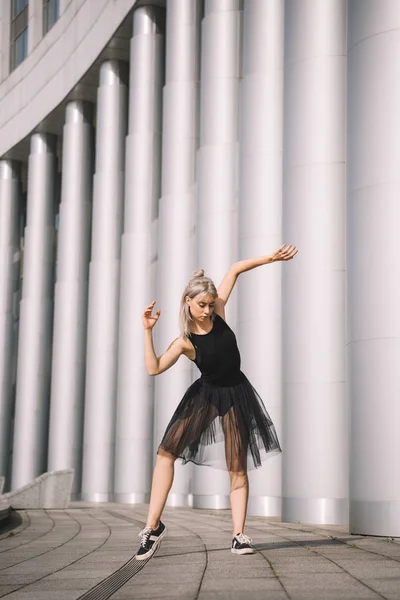 Hermosa Joven Falda Negra Bailando Cerca Columnas —  Fotos de Stock