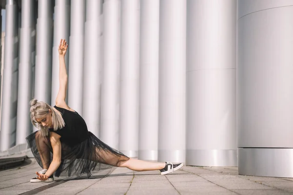 Bella Giovane Ballerina Balletto Femminile Sulla Strada — Foto stock gratuita