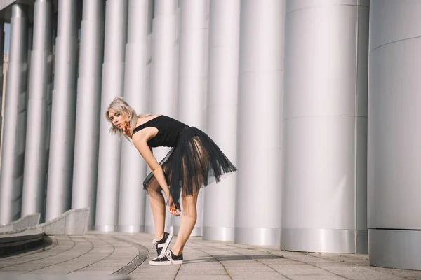 Вид Збоку Молодої Балерини Чорній Спідниці Дивиться Камеру Міській Вулиці — Безкоштовне стокове фото