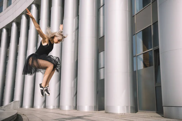Lage Hoekmening Van Mooie Jonge Ballerina Springen Dansen Straat — Stockfoto