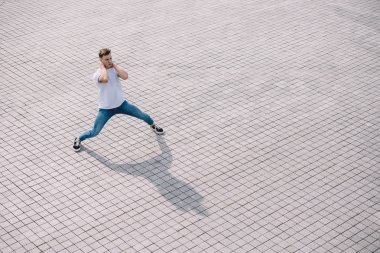 yakışıklı genç adamın şehir sokak dans yüksek açılı görünüş 