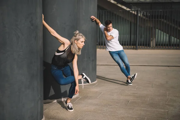 Пара Молодых Современных Танцоров Практикующих Городской Улице — Бесплатное стоковое фото