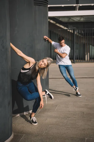 Pareja Jóvenes Bailarines Practicando Calle Urbana Ciudad — Foto de stock gratis