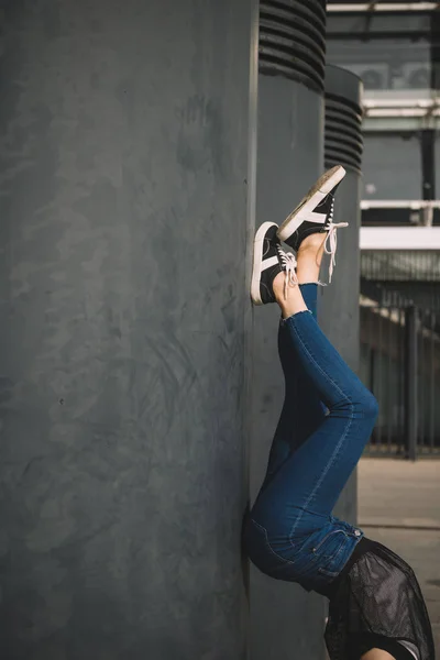 Nízké Část Dívka Stojící Vzhůru Nohama Vedle Sloupce — Stock fotografie