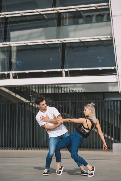 Joven Pareja Bailarines Realizando Street Dance Ciudad —  Fotos de Stock