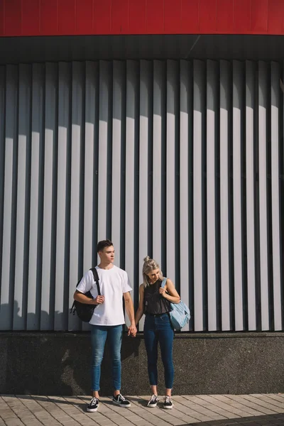 Beautiful Stylish Young Couple Backpacks Holding Hands Street — Free Stock Photo