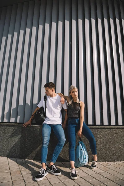 在城市街道上站在一起的时尚年轻夫妇的全长视图 — 免费的图库照片