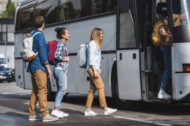 genç gülümseyen turist turistik arka çantalar içine yürüyüş ile şehir sokak otobüs seyahat 