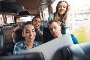 Genç mutlu turistler Seyahat Otobüs gezisi sırasında haritaya bakıyordum
