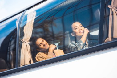 mutlu Asya ve karışık yarış turistler Seyahat Otobüs gezisi sırasında