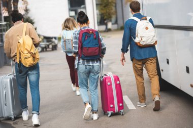 Dikiz turist sırt çantaları ile yakın Seyahat Otobüs kentsel Street yürüyüş çanta tekerlekli