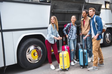 Tekerlekli çanta uzakta yanında seyir çok ırklı turist otobüs şehir sokak, seyahat