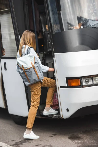 Achteraanzicht Van Vrouwelijke Toerist Met Rugzak Wandelen Reizen Bus Straat — Gratis stockfoto