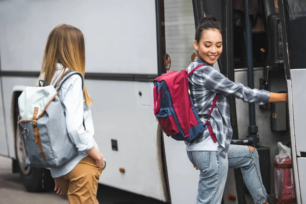 Молода Багатоетнічна Жінка Мандрівниця Рюкзаками Йдуть Туристичний Автобус Вулиці — стокове фото