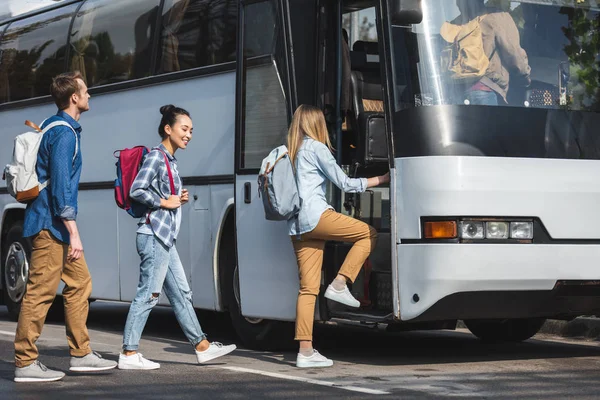 Widok Boku Przyjaciół Wielokulturowe Plecakami Chodzenie Podróży Autobusem Ulicy — Zdjęcie stockowe