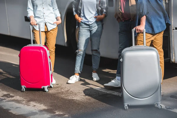 Turisták Utazási Busz Street Közelében Álló Kerekes Táskákkal Körülvágott Kép — Stock Fotó