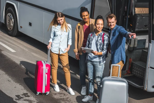 Vista Ángulo Alto Del Hombre Señalando Con Dedo Amigos Multiculturales — Foto de Stock