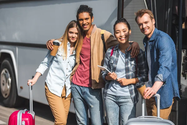 Turistas Multiétnicos Alegres Con Bolsas Ruedas Tableta Digital Posando Cerca — Foto de Stock