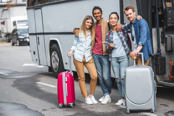 Jovens Amigos Multiculturais Felizes Com Sacos Rodas Posando Perto Ônibus — Fotografia de Stock