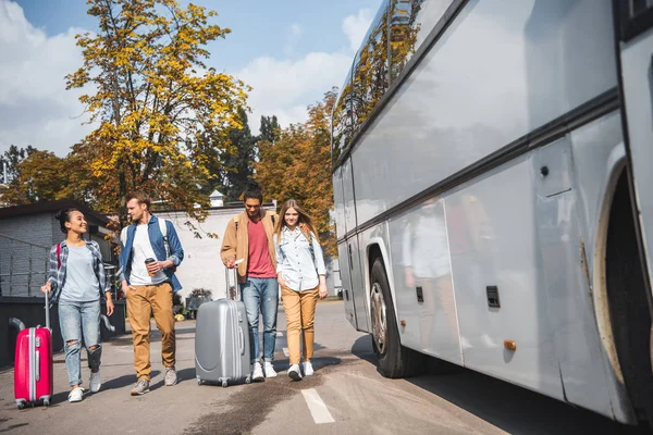 Międzyrasowy Pary Torby Kółkach Spaceru Pobliżu Podróżować Autobusem Ulicy Miasta — Zdjęcie stockowe